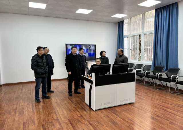 校领导到信息中心调研基础设施建设工作