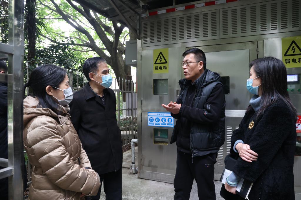 学校领导带队检查科研实验室安全工作