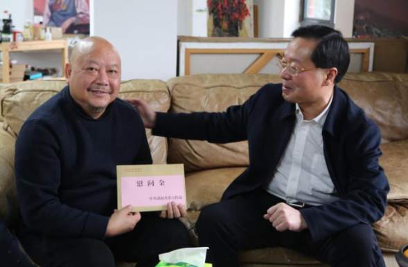 省委宣传部副部长胡代松来我校慰问“时代楷模”段江华教授
