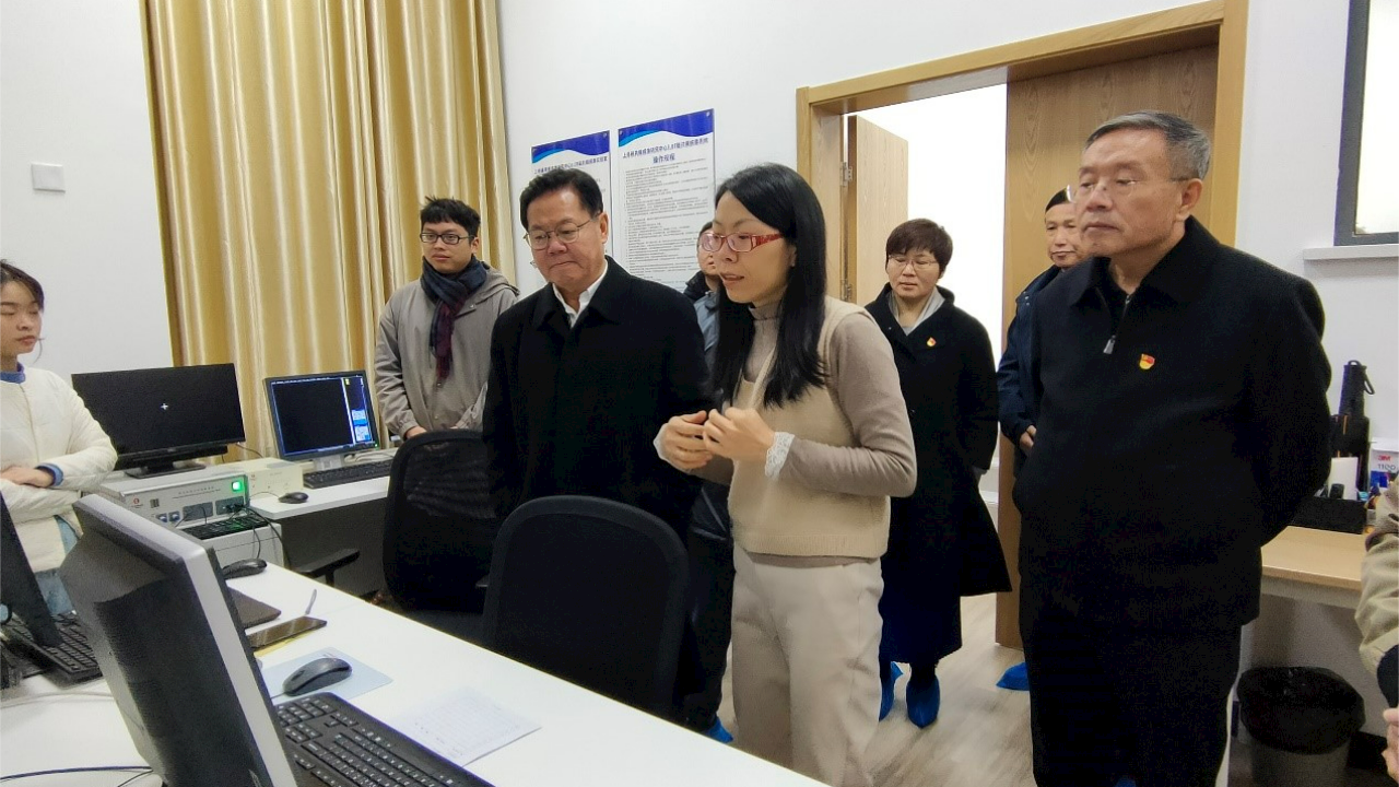 教育部党史学习教育高校第六巡回指导组参观上外磁共振成像研究中心