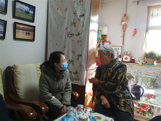学校党委副书记董竹娟看望离休老同志