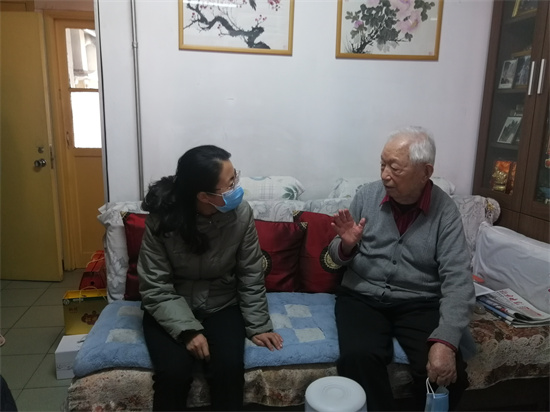 学校党委副书记董竹娟看望离休老同志
