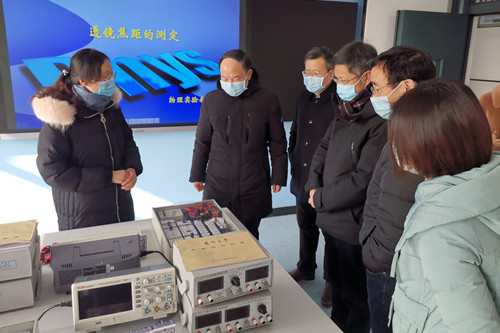 校领导深入物理、化学公共实验平台走访调研