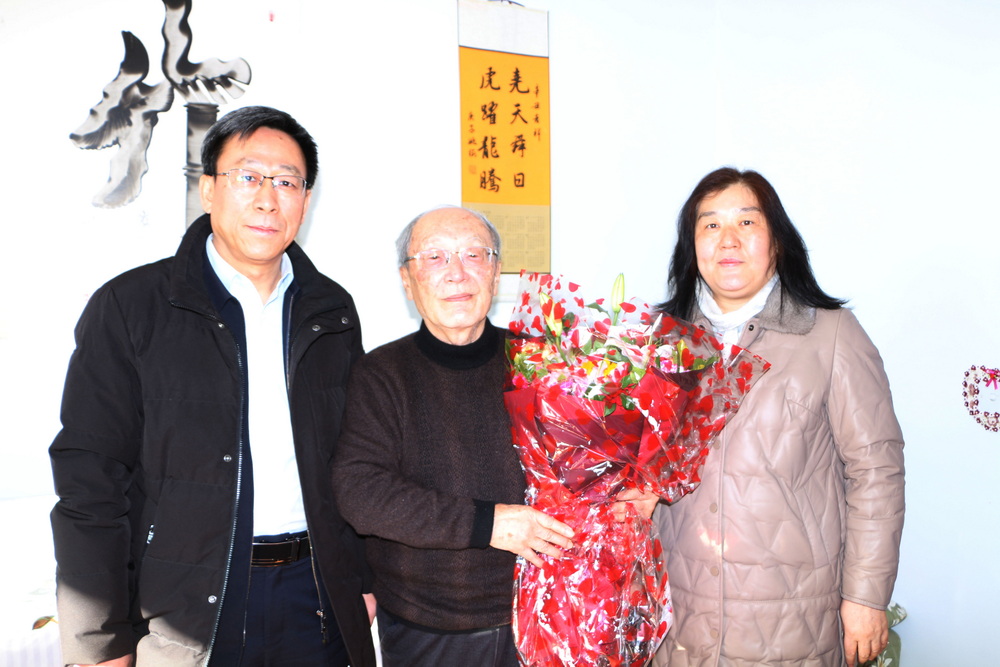 自治区党委统战部领导慰问我校罗辽复教授