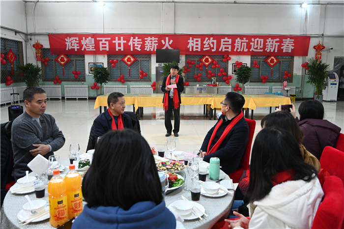 校领导与留校学生共吃团圆饭共度幸福年
