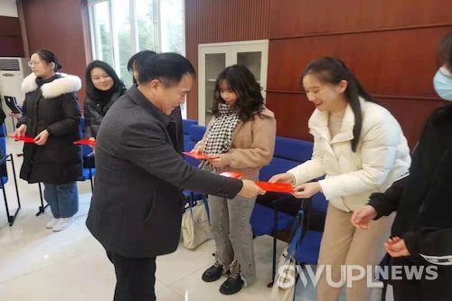 市委教育工委学生处来校慰问寒假留校学生