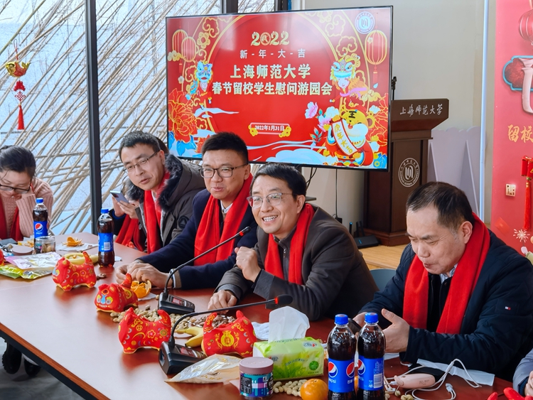 师生欢聚一堂学校除夕举行留校学生慰问游园会