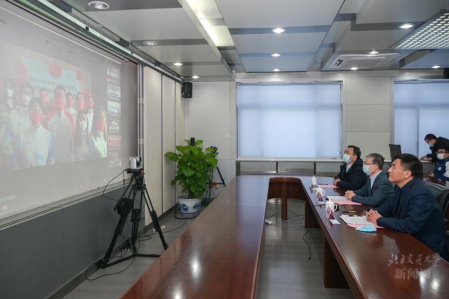 ​黄泰岩线上慰问我校冬奥会、冬残奥会志愿者与服务保障人员