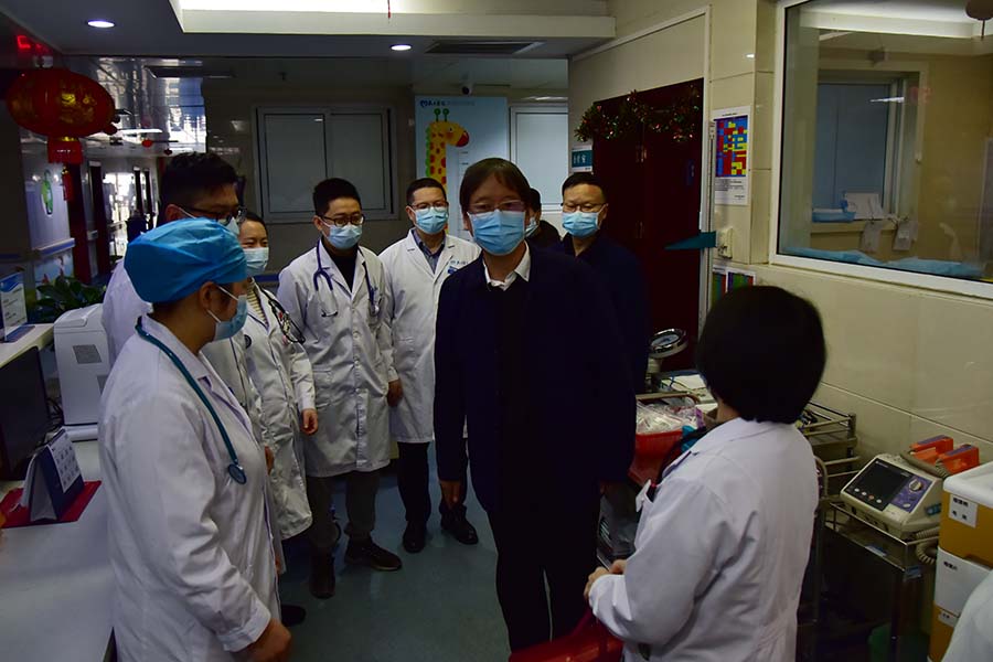 副校长祝建波除夕慰问附属民大医院医护人员及住院患者