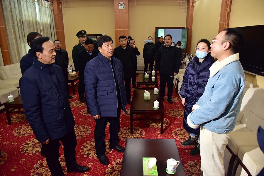 恩施州委书记胡超文来校慰问教师及留校学生