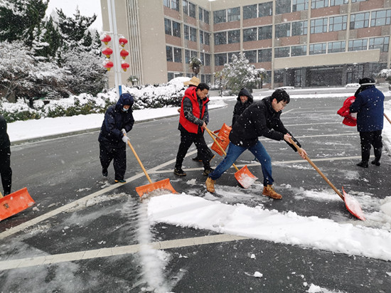 后勤服务中心全力做好校园扫雪除冰工作