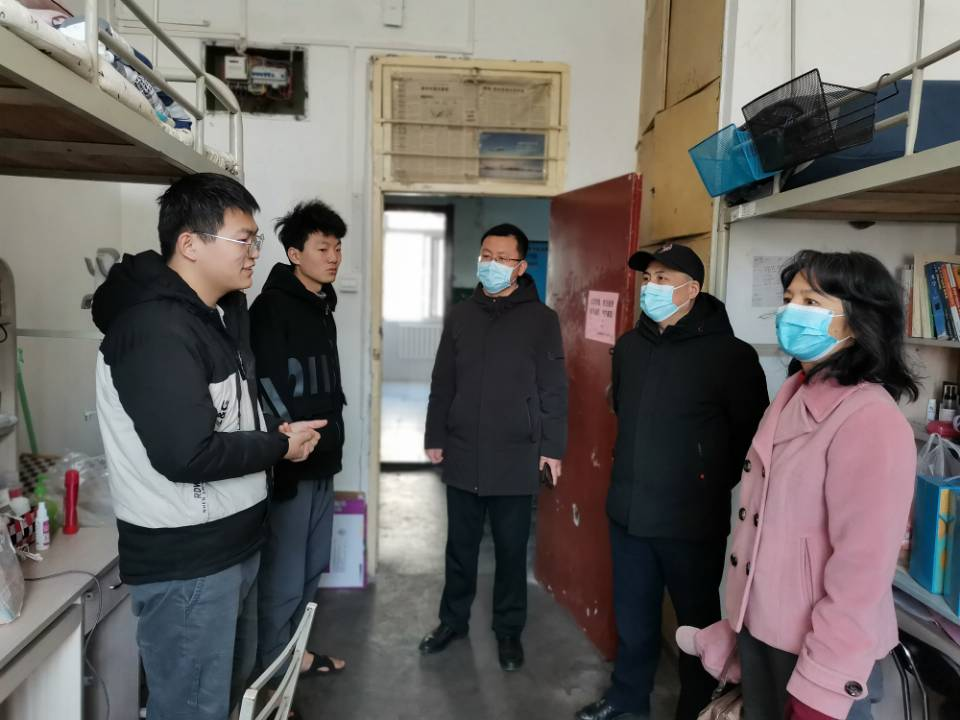 理学院看望春节留校学生