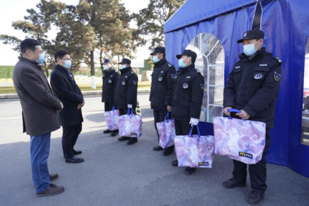 党委书记查显友看望慰问寒假值守一线职工和留校学生