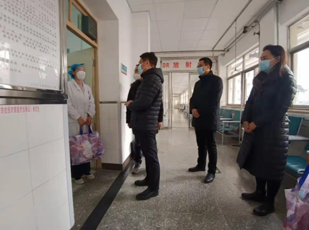 党委书记查显友看望慰问寒假值守一线职工和留校学生