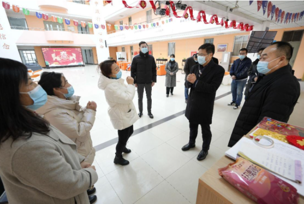 党委书记查显友看望慰问寒假值守一线职工和留校学生