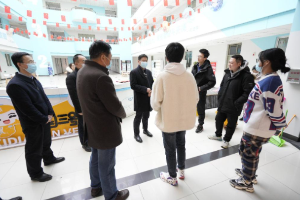 党委书记查显友看望慰问寒假值守一线职工和留校学生