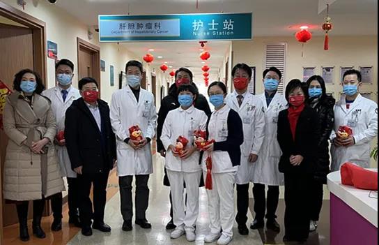 校领导慰问春节期间坚守岗位的工作人员和医务人员