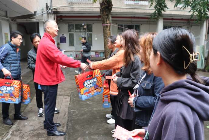 李湖大年初一慰问坚守岗位的教职员工和留校学生