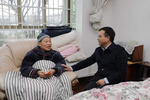 陈弘看望慰问离休老干部和春节一线值班人员