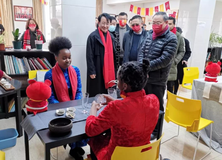 “虎虎生威闹新春，杯杯茶香庆佳节” ———上海大学中外师生新春茶会顺利举行