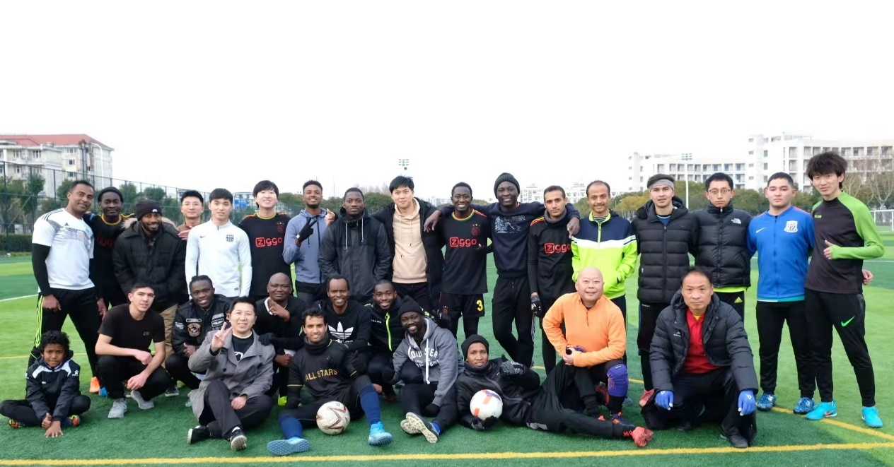 球动传情 师生连心——中外师生足球友谊赛举行