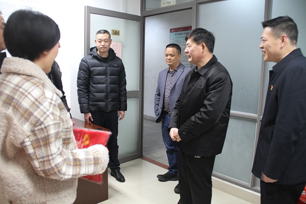 校领导除夕看望慰问坚守岗位一线的教职员工