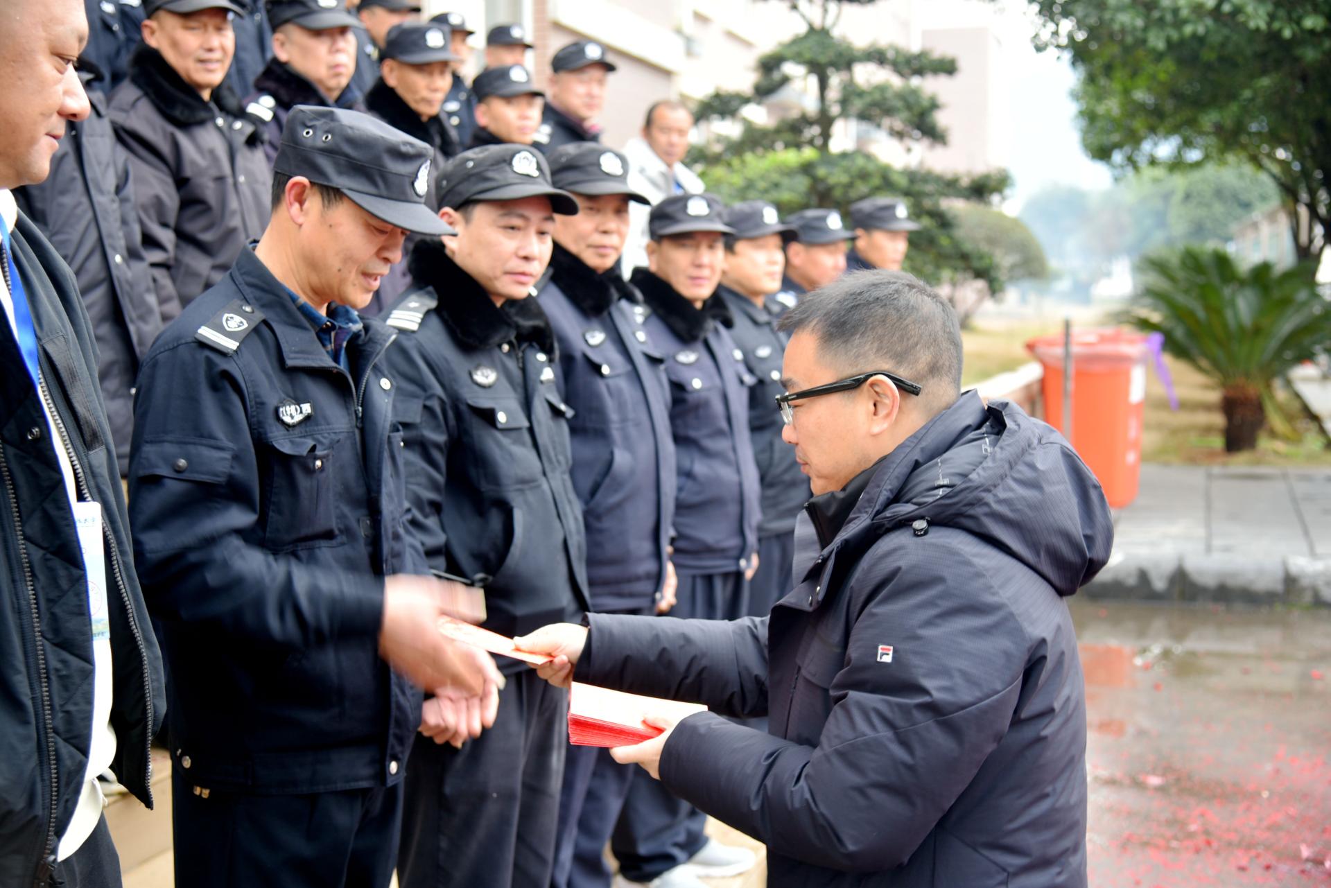 校长徐华蕊大年初一深入基层慰问干部职工