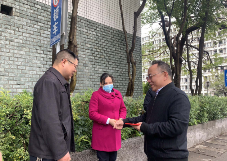 大年初一于海峰检查两校区值班值守情况并慰问在岗职工