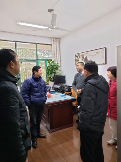 吴泽俊看望慰问在校一线工作人员