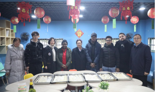 汪胜前与留校学生包饺子 猜灯谜 贺新春