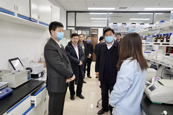 王宗敏看望慰问寒假留校学生