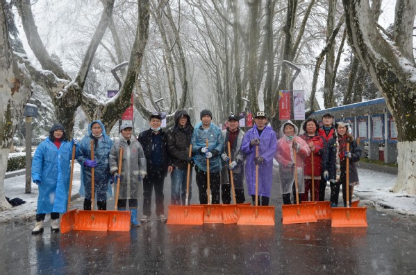 党旗在先，号令向前，后勤集团进行扫雪除冰总动员