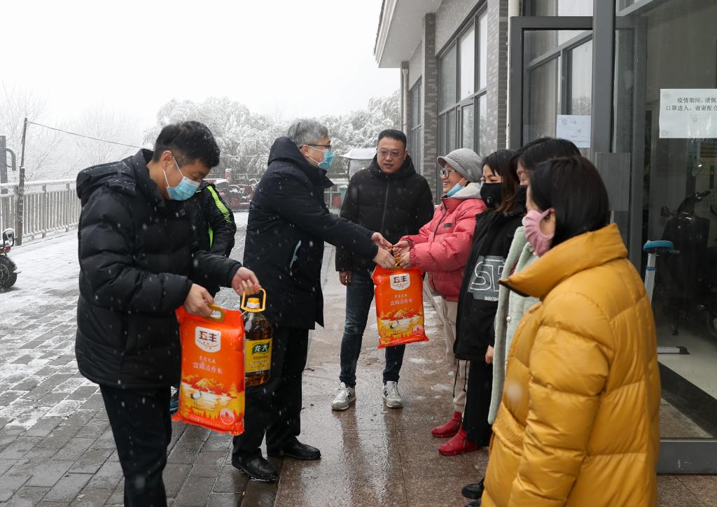 寒冬送暖 情系一线——校领导看望慰问寒假在岗职工