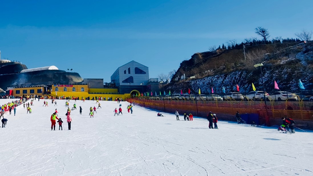 我校第五临床医学院组织规培生和实习生激情滑雪