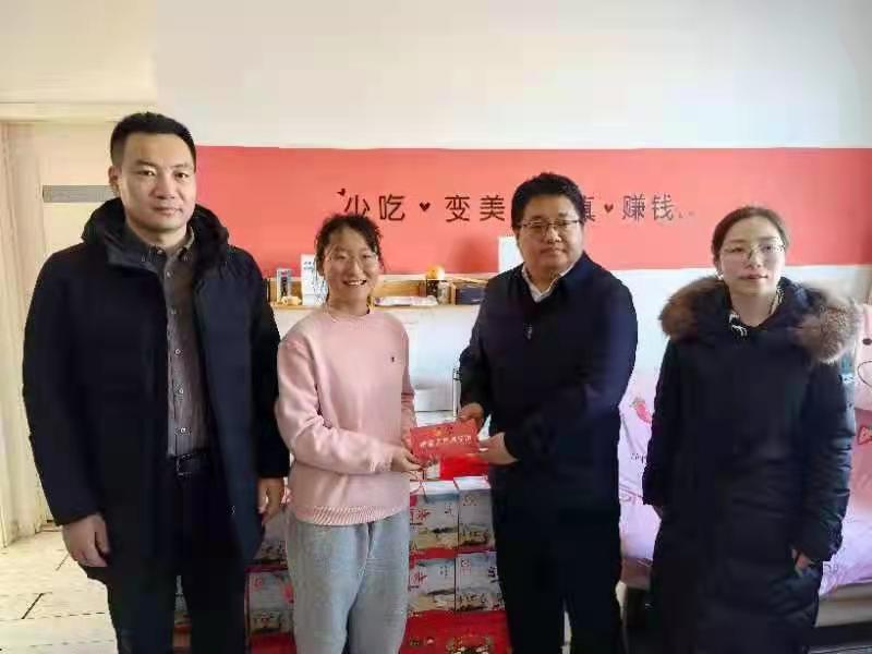 省希望工程捐助中心领导看望慰问我校全国道德模范刘羲檬同学