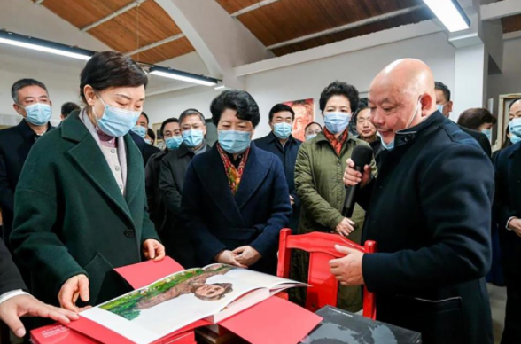 省政协主席李微微一行调研我校美术学院段江华教授工作室
