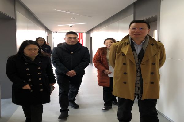 汪小帆副校长慰问微电子学院师生