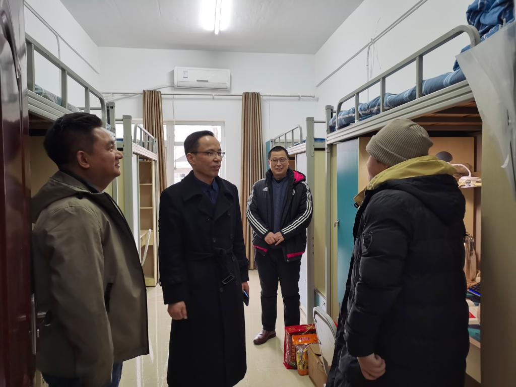[两走一贴近（310）]校领导走访慰问留校学生