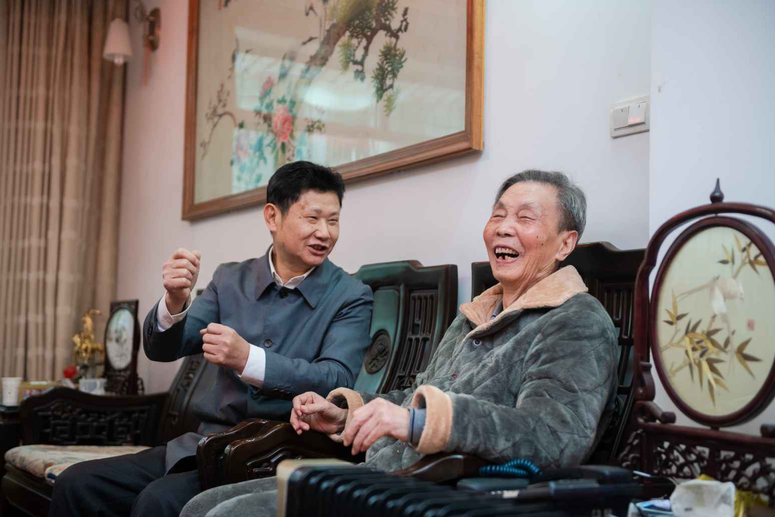 校领导新春前夕走访慰问师生