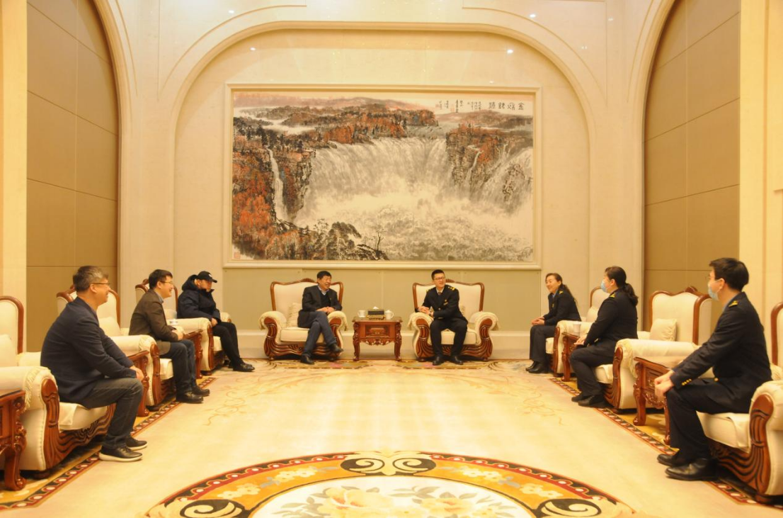 校党委副书记兼工会主席庞玉红到中国铁路哈尔滨局集团有限公司哈尔滨站赠送锦旗
