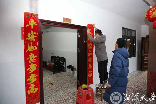 师生党员代表陪航天英雄父母过小年