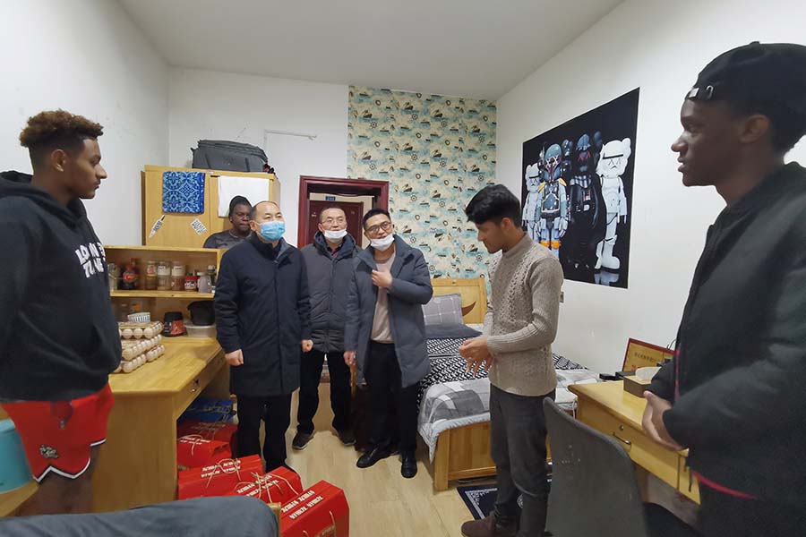党委常委、副校长李军看望慰问留校外籍教师和留学生