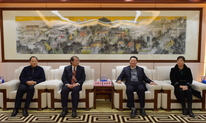 桂林市政协副主席汤桂荔看望慰问我校莫道才教授