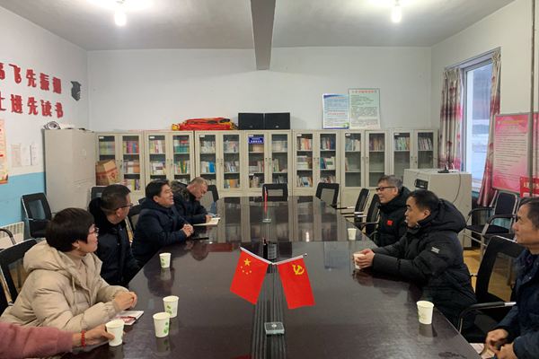 校党委副书记杨光带队慰问学校援助帮扶村