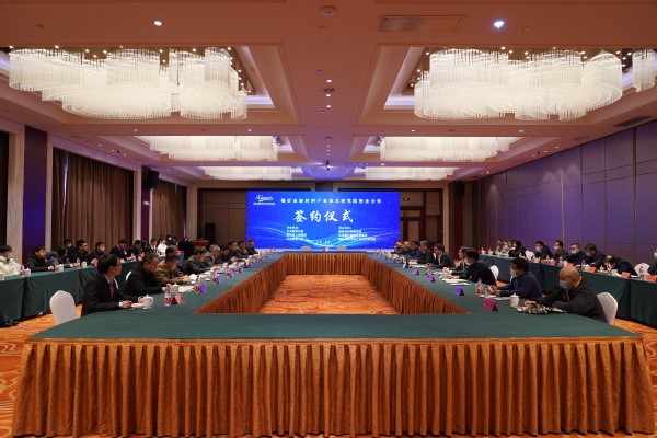 校企合作赋能新沂市新材料产业高质量发展——我校与锡沂高新材料产业技术研究院联合举行校企合作签约仪式