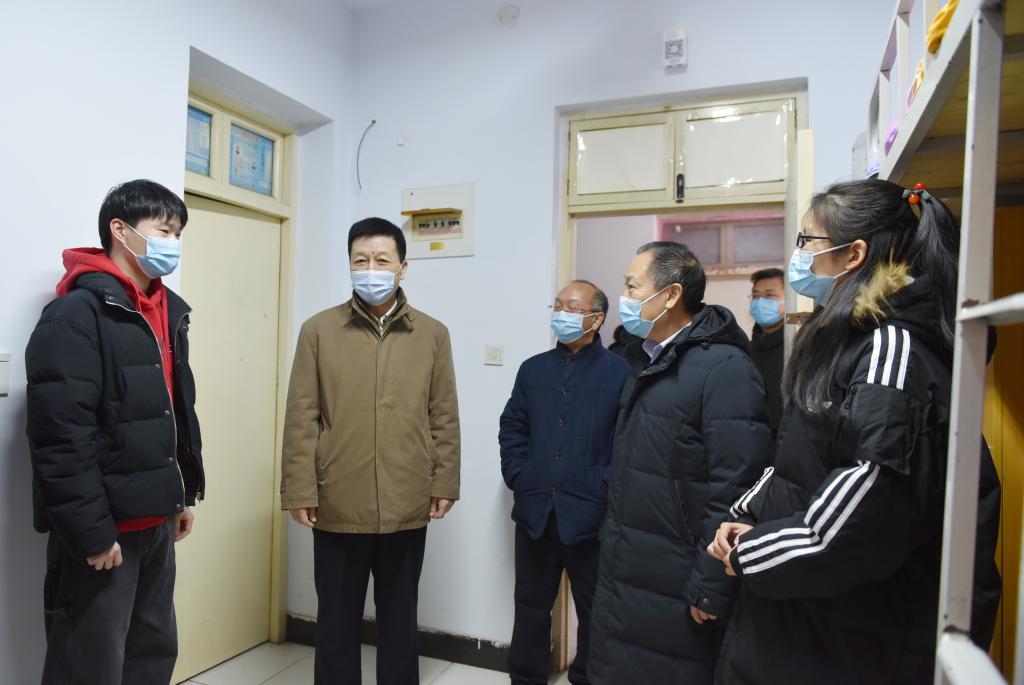 校领导周志远、苗双虎走访慰问寒假留校学生