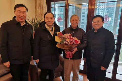 校党委书记焦新安、校长丁建宁走访慰问在扬离退休厅局级老领导