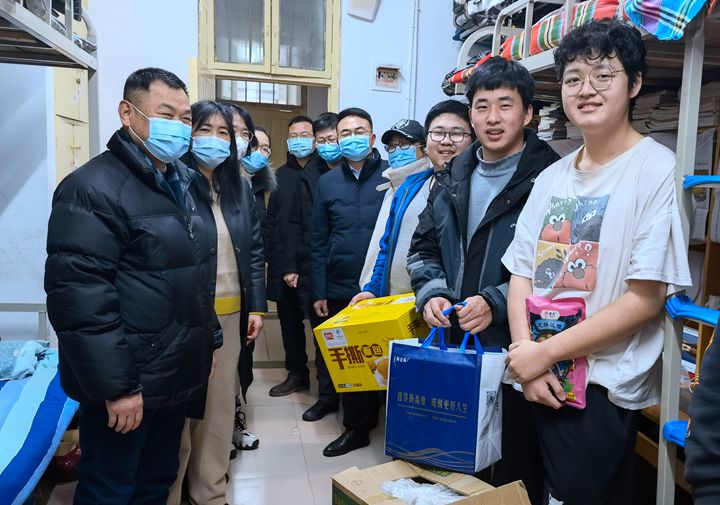 机械学院院走访寒假留校学生送去小年祝福