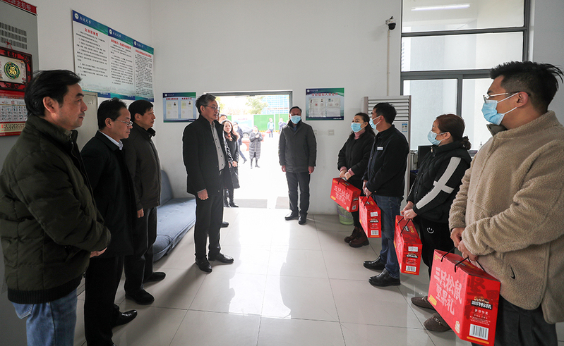 校领导慰问坚守一线的后勤员工和工程项目建设人员