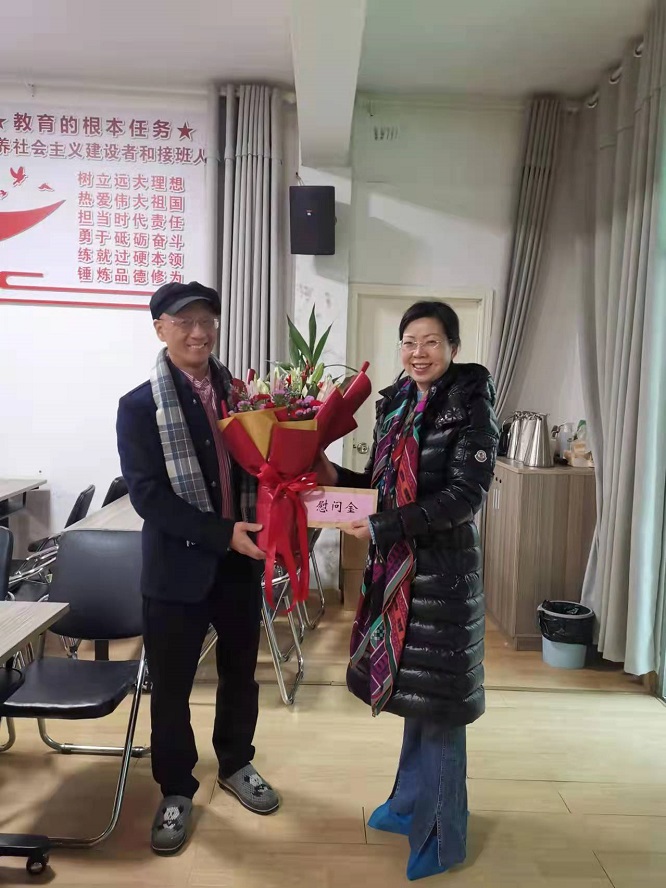江西省科协党组书记曾萍看望慰问我校党委书记黄路生院士